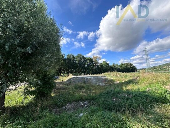 Ruhig gelegenes Grundstück mit viel Platz im Grünen - Bauvorhaben mit Bodenplatte und Baugenehmigung