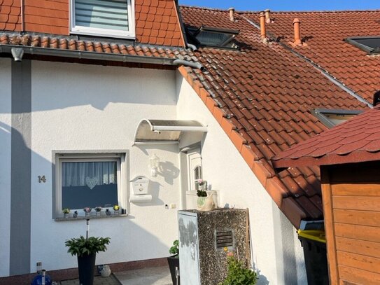 Reihenmittelhaus mit Stellplatz, Gartengerätehaus und überdachter Terrasse