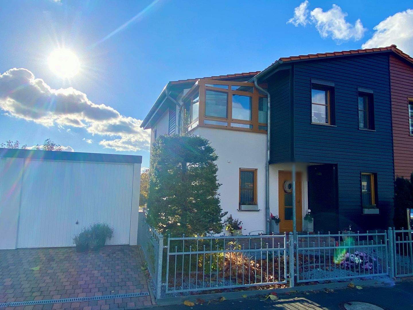 Moderne Doppelhaushälfte mit Wellnessbad, überdachter Terrasse und Doppelgarage