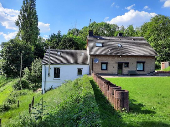 "Glückstreffer für die große Familie!" Zweifamilienhaus mit 2 Eingängen, 2 Terrassen, Garage, eigener Zufahrt und große…