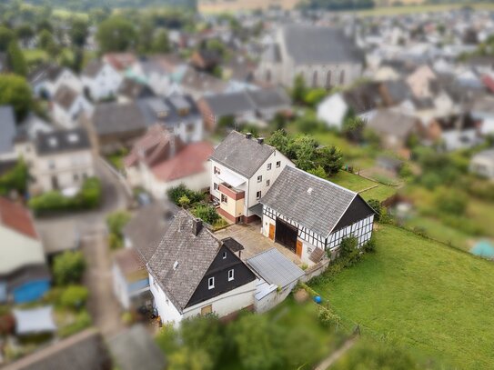 Wohnhaus mit Scheune und Nebengebäuden in Niederhadamar