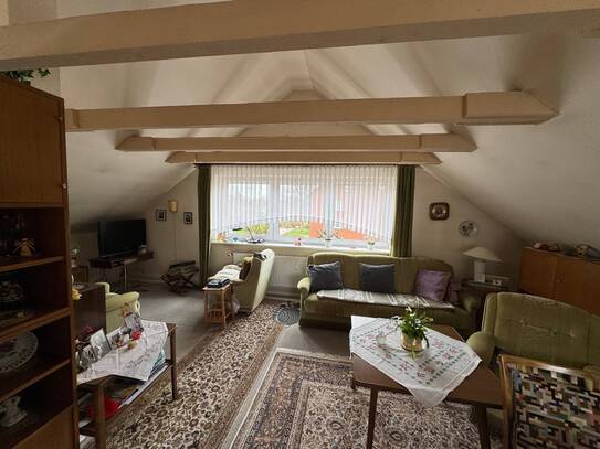 Frisch gestrichene Dachgeschoss-Wohnung mit Einbauküche + Loggia