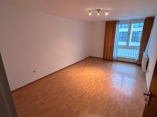 **Wohnung für Studenten/Auszubildende/Berufseinsteiger** Zentral gelegene 1-Zimmer-Altstadtwohnung in Hbf.-Nähe