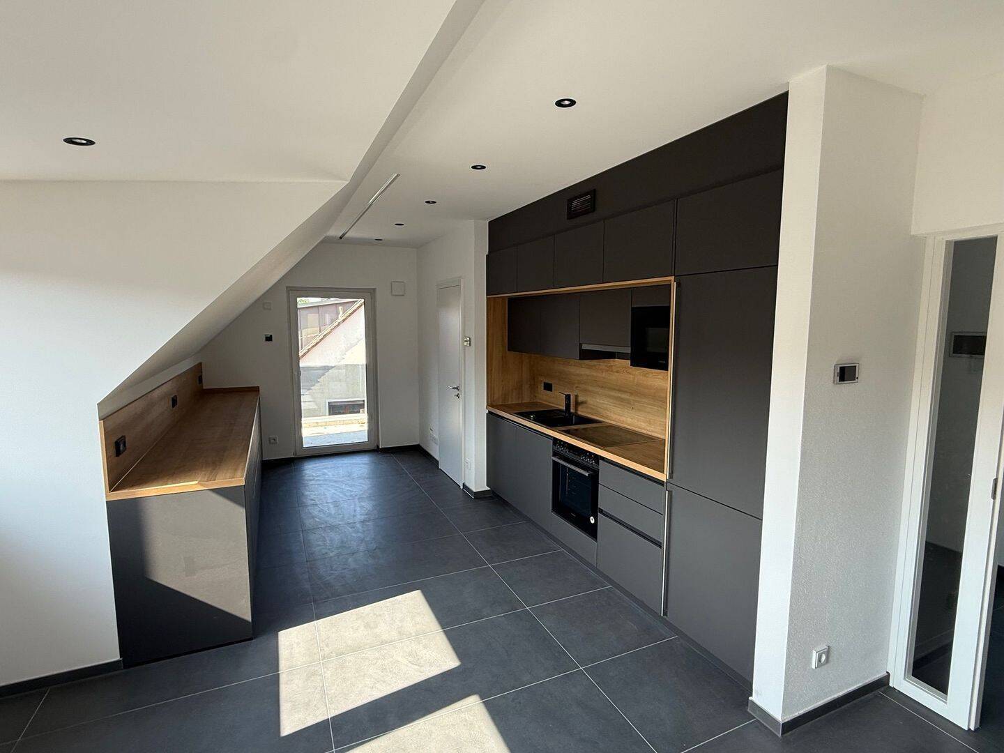                                                               Exklusive 3 Zimmer DG-Wohnung / sehr niedrige Nebenkosten (Neubau)                                                       in Roth (Roth)