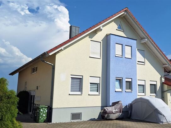 Helle attraktive Dachgeschoss-Wohnung mit Balkon,Gartenanteil & PKW Stellplatz in ruhiger Wohnlage !