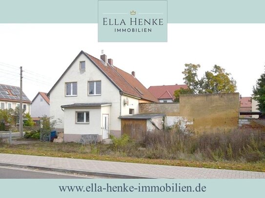 Schnäppchen für Handwerker: Kleine Haushälfte zum Sanieren mit Keller + Garage