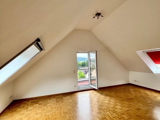 Moderne Dachgeschosswohnung, Balkon – 36 m² – Bezugsfrei ab sofort