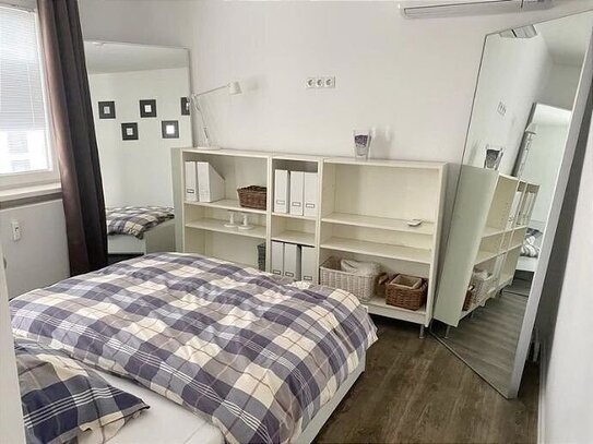 Modern möblierte 1,5- Zimmer-Wohnung mit Balkon/ Vollbad/ Internet/ Endetage / Inklusivmiete 1.300,00 / Monat / ab 16.0…