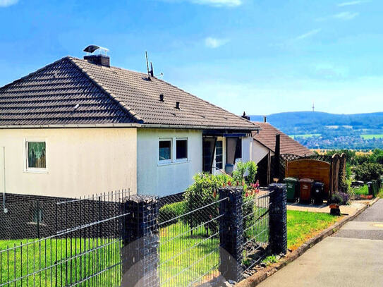 Ein Wohnhaus mit einem schönen Garten und einer guten Verkehrsanbindung