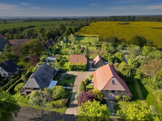 Traumhaftes Anwesen: Landhaus mit großem Grundstück, separatem Gästehaus und eigenem Schwimmteich