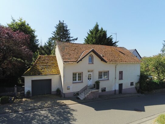 Idyllisches Einfamilienhaus mit Scheune, Garage und Garten