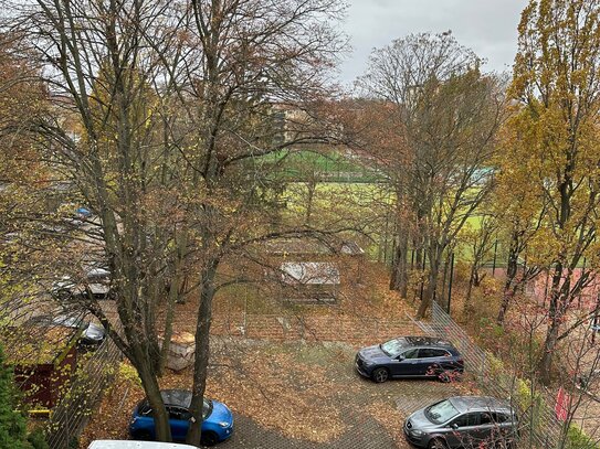 Kernsanierte und möblierte Dreizimmerwohnung mit Balkon, EBK und schöne Aussicht