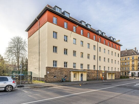 Außen Gründerzeit & Innen Neubau I modernes Tageslichtbad mit Wanne I Einbauküche mit Waschmaschine