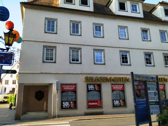 Exklusive Ladenfläche mit großer Schaufensterfront in erster Lage am Marktplatz