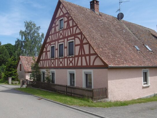 Schön ruhig gelegenes Bauernhaus mit großer Scheune und überdachtem Montageplatz