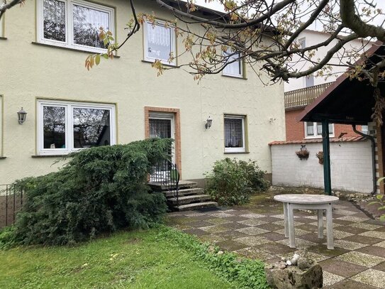 Geräumiges Zweifamilienhaus mit Garage und weitläufigem Ziergrundstück in guter, ruhiger Wohnlage