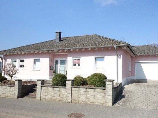 Moderner und gepflegter 1-Familien-Bungalow mit Garage und Aussenpool in schöner Höhenwohnlage von 66919 Hermersberg