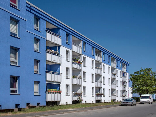 Gepflegte 3-Zimmer Wohnung mit Balkon mit neutralem Laminatboden für jeden Einrichtungsstil.