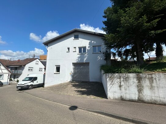 Großzügiges Wohnhaus mit Erweiterungsmöglichkeit und XXL-Garage in Diedelsheim