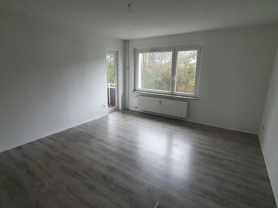 Geräumige 3-Zimmer-Wohnung mit Balkon, Badewanne/ Tageslichtbad/ ideal für Anleger und Eigennutzer!