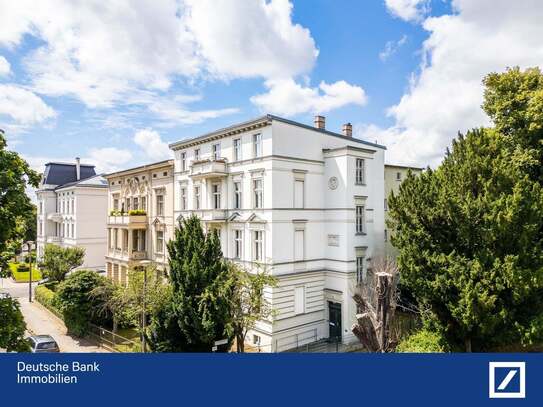 Gründerzeit trifft Großzügigkeit - Ihr Traum unterm Dach mit Balkonblick ins Glück!