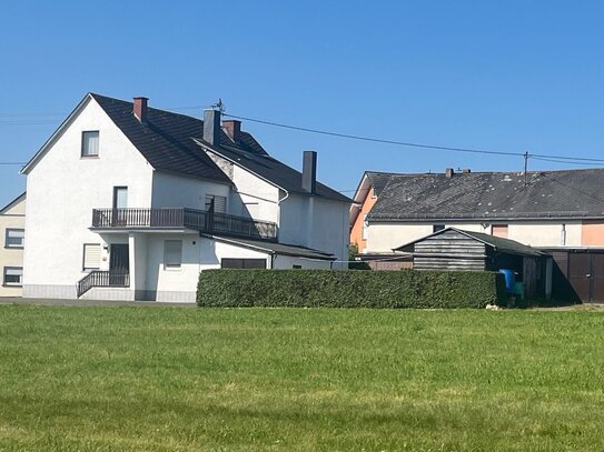 Gelegenheit | Ein- bis Zweifamilienhaus + Nebengebäude in landschaftlich reizvoller Lage