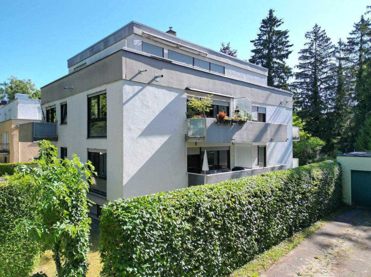 freie, gut geschnittene 3 Zimmerwohnung mit 2 Balkonen in Toplage in München-Solln