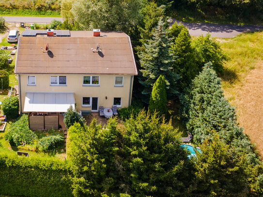 Am Feld! Stadtvilla-Doppelhaushälfte in Prötzel - Mit Keller, Einbauküche, zwei Bädern, Pool u.v.m.