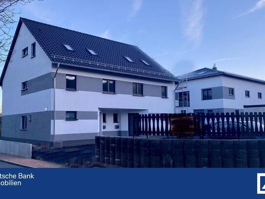 Großzügiges Einfamilienhaus mit Doppelgarage & Gästewohnung sowie zwei Doppelhaushälften