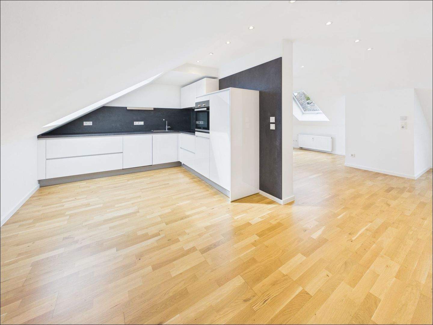                                                               2 Zimmer Dachgeschosswohnung mit EBK in Goldbach                                                       in Goldbach (Aschaffenburg)