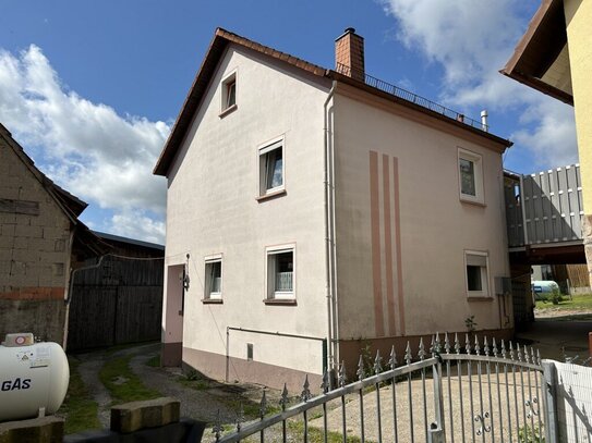 kleines Wohnhaus mit Garten und Nebengebäuden