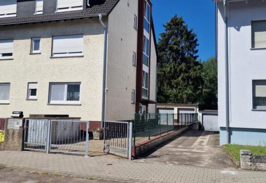 In Kürze! Hübsche 3-4 Zi.-Wohnung mit TGL-Bad, Balkon und Garage im 2.OG in begehrter Lage!