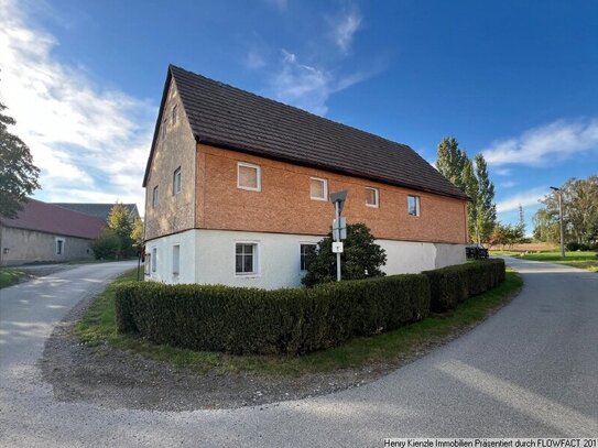 Teilsaniertes Einfamilienhaus mit Charme auf keinem Grundstück