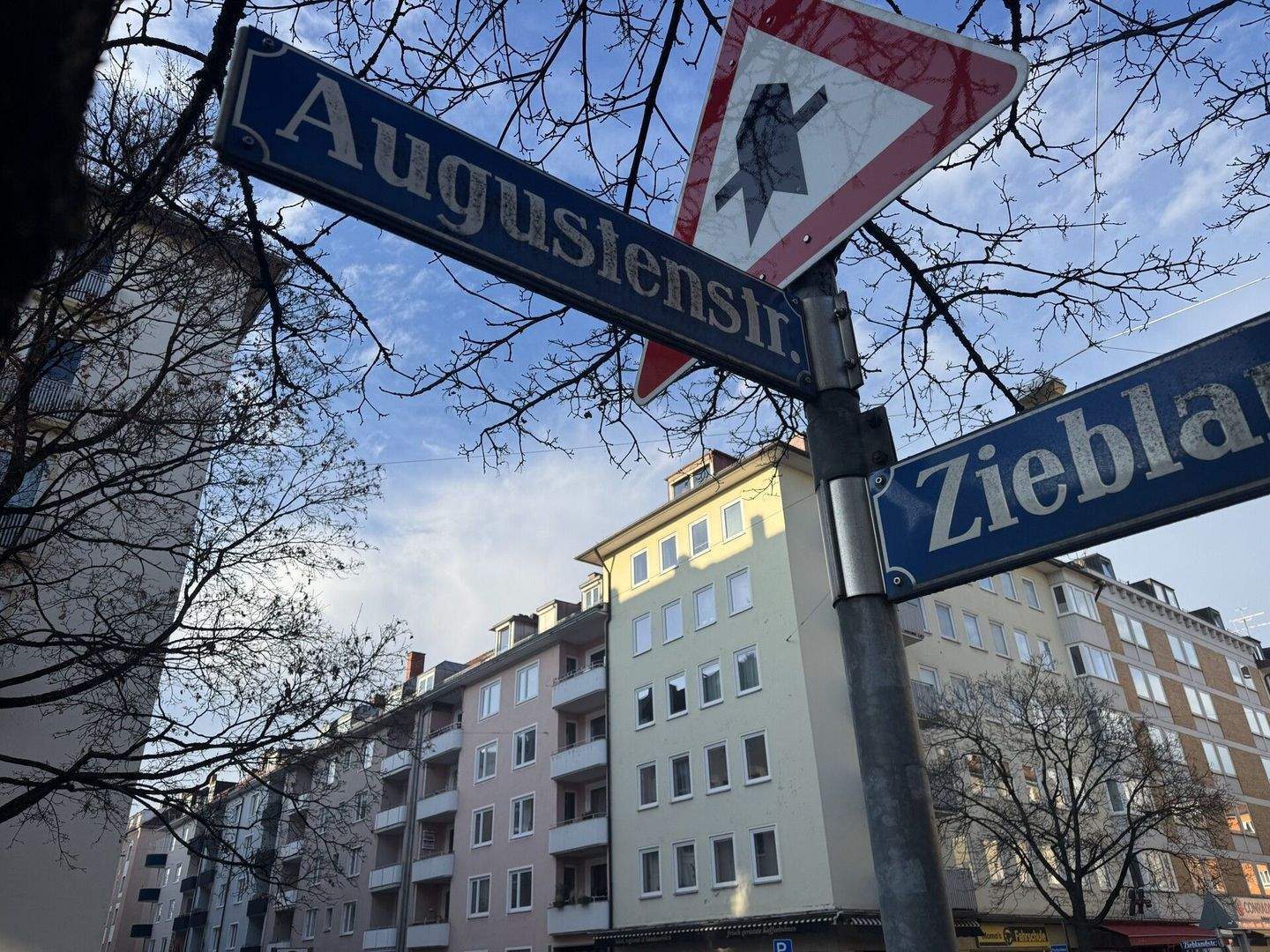 Sehr gut geschnittene, helle 1-Zimmer-Wohnung mit separater Küche in begehrter Lage