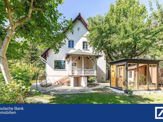 Zeitloses Wohnen in Berlin-Hessenwinkel: Modernisiertes Einfamilienhaus mit Sauna, Pool und Garten