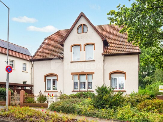 Zweifamilienhaus mit Gestaltungspotenzial, idyllischem Garten und Stellplätzen in begehrter Lage