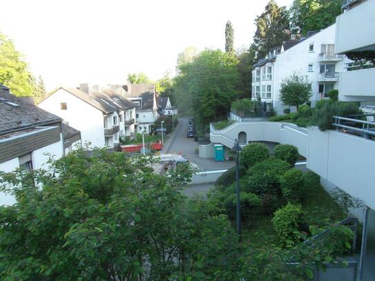 Bonn * Am Fuße des Venusbergs * freundliche 3 Zimmerwohnung mit Balkon, kleiner Terrasse zum Waldrand, TG-Stellplatz