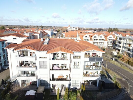 Schicke 3 Zimmer-Wohnung mit großer Terrasse, Aufzug und 2 Stellplätzen!