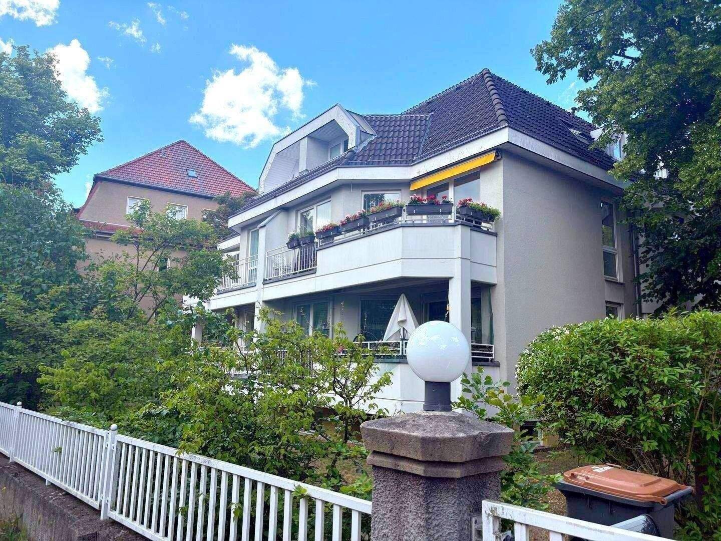 Stadtvilla im gepflegten Westend, Haus im Haus Maisonette-Wohnung (EG/Souterrain) mit 2 Bädern + Gäste-WC, Fußbodenheizung und EBK! Erstbezug nach Ren - Photo 1