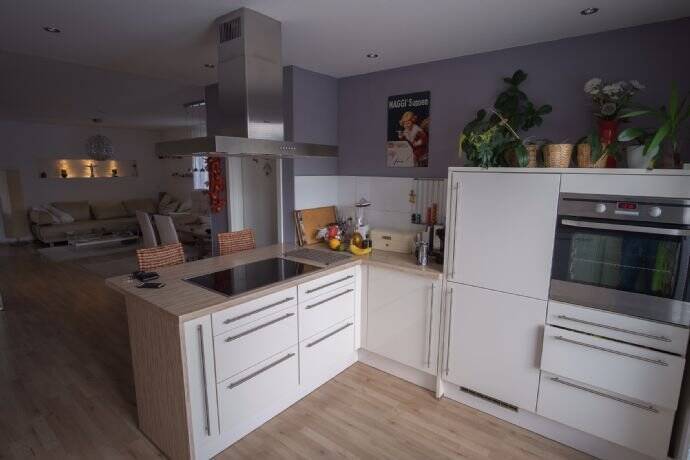 zentrale 3 Zimmer Wohnung in Stuttgart Mühlhausen, EBK, TG-Stellplatz, Hausmeisterservice