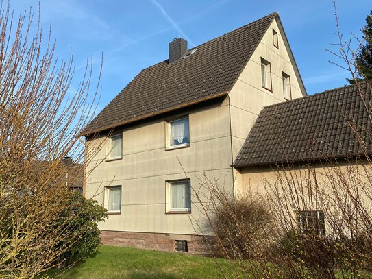 3-Familienwohnhaus mit 2 Garagen und großzügigem Grundstück in schöner Ortslage von Stadtoldendorf