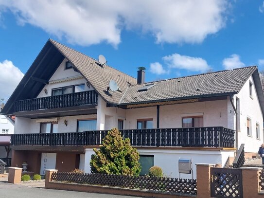 Großes Zweifamilienhaus in ruhiger Lage von Schlüsselfeld im Ortsteil Aschbach