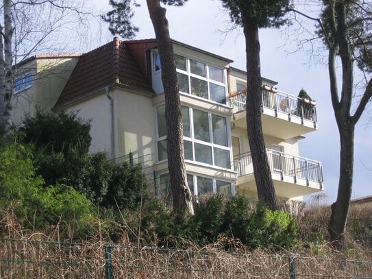 Helle und ruhige Dachgeschoßwohnung auf Wassergrundstück