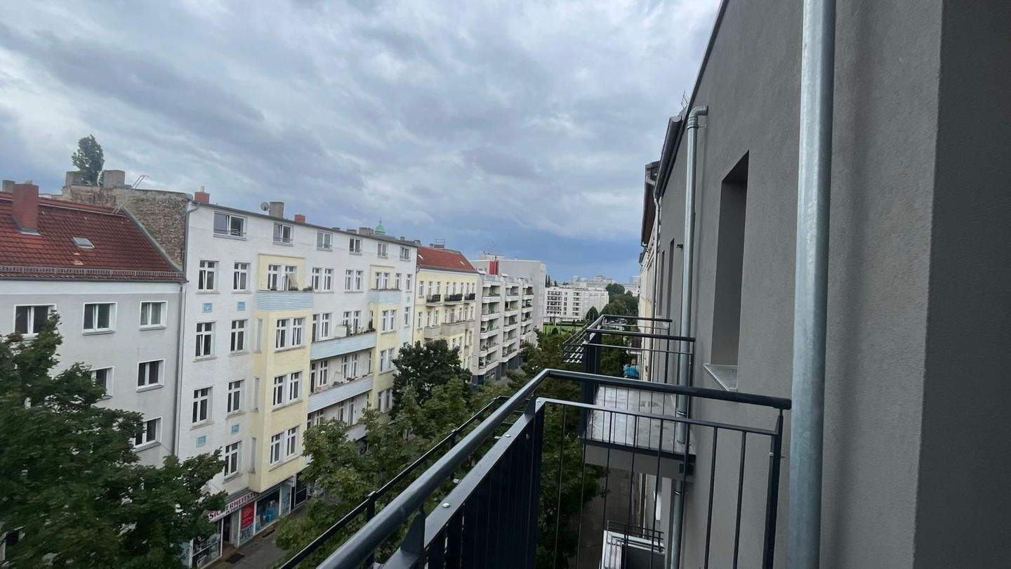 Erstbezug nach Sanierung! Großzügige 3 Zimmer mit Ausblick+ Balkon + Wannenbad,+ Aufzug in Kiezlage - Foto 1
