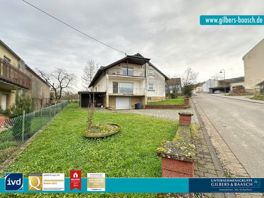 Igel-Liersberg: Großes Zweifamilienhaus mit Balkon, Carport und Garage