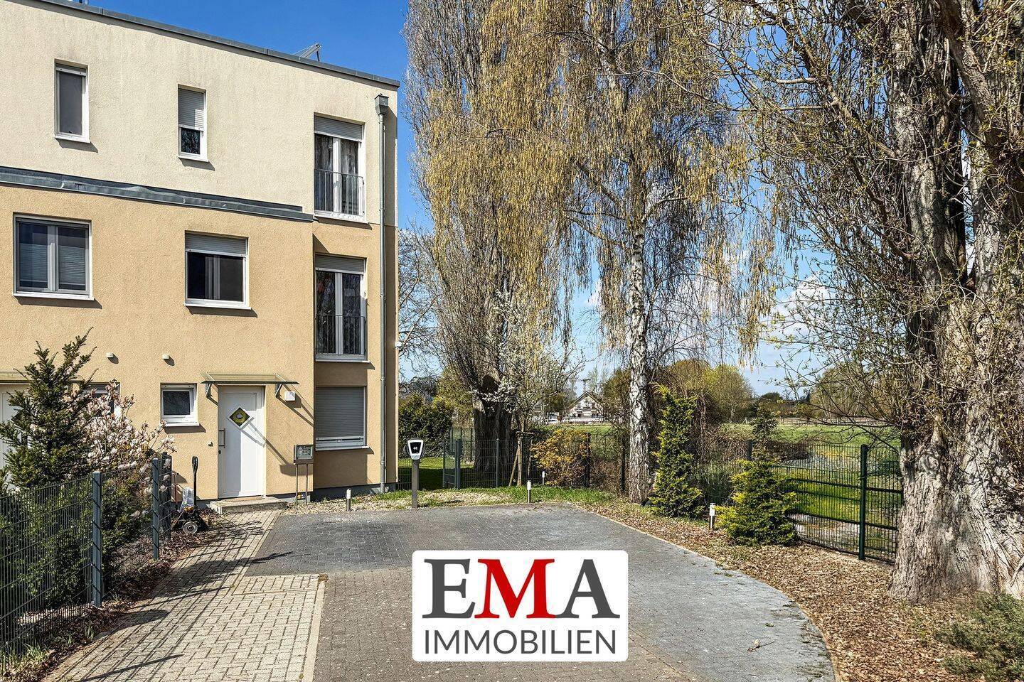 Vermietung 4-Zimmer-Reihenendhaus mit Dachterrasse und Garten - Photo 1