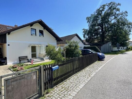 Zweifamilienhaus im Grünen: Ländliche Idylle mit Stadtnähe genießen