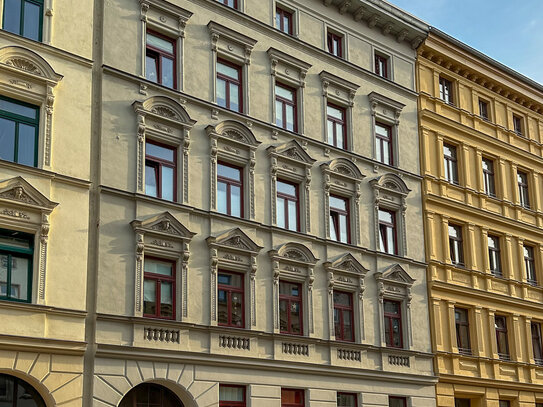 * Wohnen wie im Einfamilienhaus - Bald bezugsfreie Dreiraumwohnung im Hinterhaus mit Terrasse *