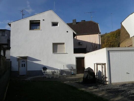 Einfamilienhaus mit Garten und Garage