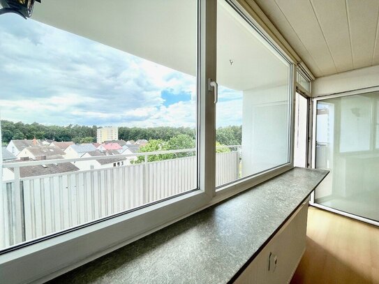 Gut geschnittene 62m² und herrlicher Ausblick mit Balkon, Aufzug, Stellplatz - sehr sauberes Haus